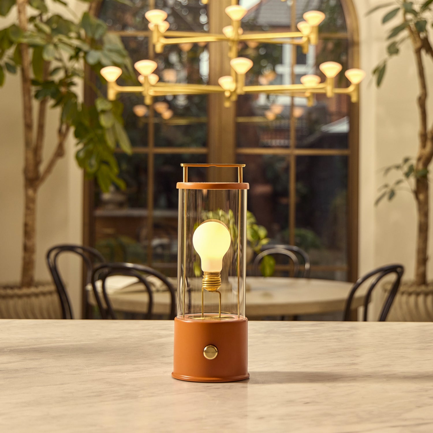 マニーローズ　アロマライト The Muse 2.0 Portable Lamp in Claycourt Orange | Table Lamps